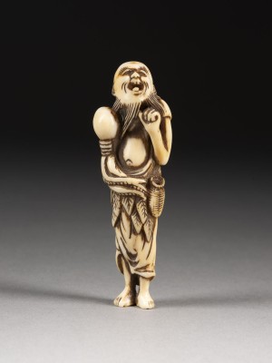Auction 143<br>EIN GESCHNITZTES NETSUKE EINES SENNIN MIT EINEM OKTOPUS AUS ELFENBEIN