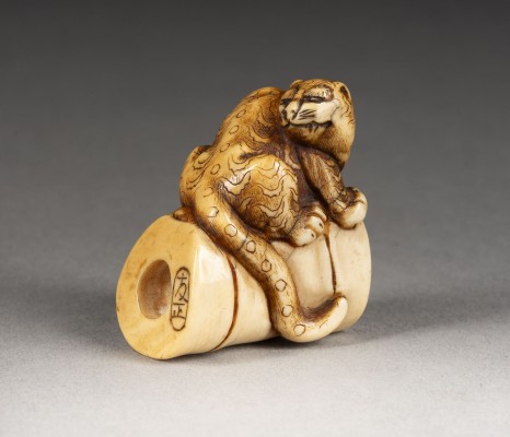 Auktion 143<br>EIN GESCHNITZTES NETSUKE VON TIGER AUS ELFENBEIN