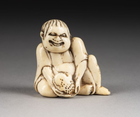 Auktion 143<br>EIN GESCHNITZTES NETSUKE EINES GAMA-SENNIN AUS ELFENBEIN