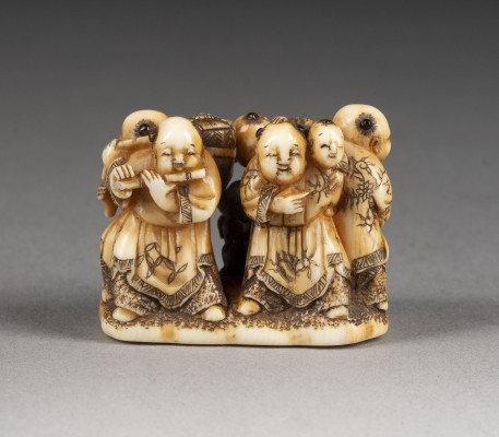Auktion 143<br>EIN GESCHNITZTES NETSUKE MIT EINER GRUPPE VON KARAKO AUS ELFENBEIN