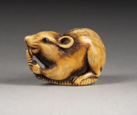 Auktion 143<br>EIN FEINES GESCHNITZTES NETSUKE VON RATTE AUS ELFENBEIN