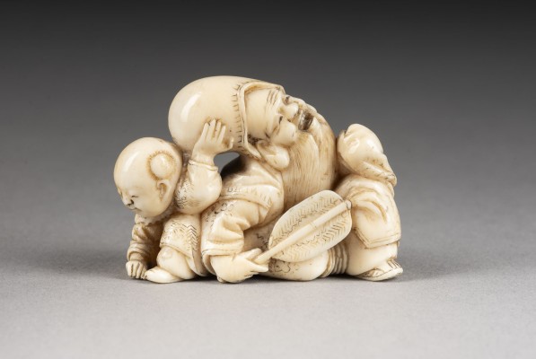 Auction 143<br>EIN GESCHNITZTES NETSUKE EINES FUKUROKUJU MIT EINEM KARAKO AUS ELFENBEIN