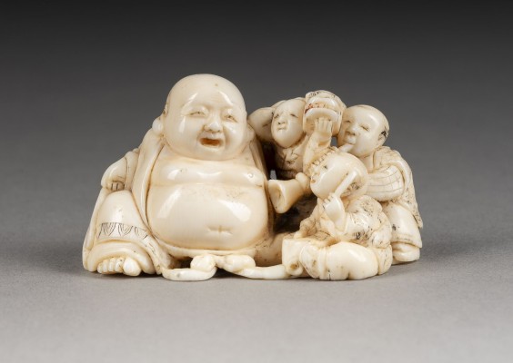 Auction 143<br>EIN FEINES GESCHNITZTES NETSUKE VOM HOTEI MIT DREI KARAKO AUS ELFENBEIN
