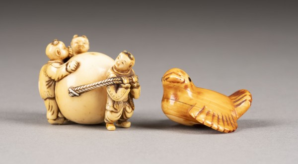 Auction 143<br>ZWEI GESCHNITZTE NETSUKE AUS ELFENBEIN