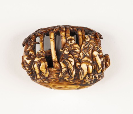 Auction 143<br>EIN GESCHNITZTES RYUSA MANJU NETSUKE EINER FIGURENGRUPPE AUS ELFENBEIN