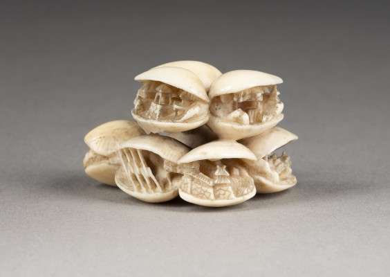 Auction 143<br>EIN GESCHNITZTES NETSUKE VON EINER MUSCHELGRUPPE AUS ELFENBEIN