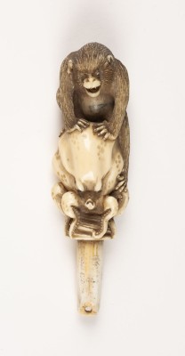 Auction 143<br>EIN GESCHNITZTES NETSUKE VON AFFEN UND OKTOPUS AUS ELFENBEIN