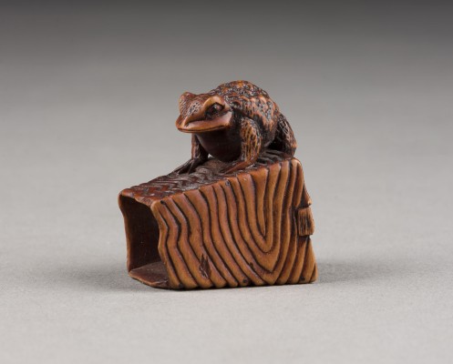Auction 143<br>EIN FEINES HOLZGESCHNITZTES NETSUKE EINER KRÖTE AUF EIMER