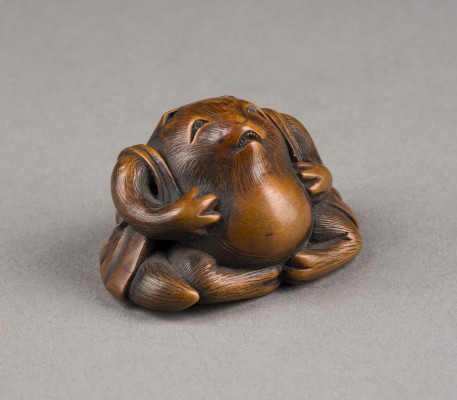 Auction 143<br>EIN FEINES HOLZGESCHNITZTES NETSUKE EINES TANUKI
