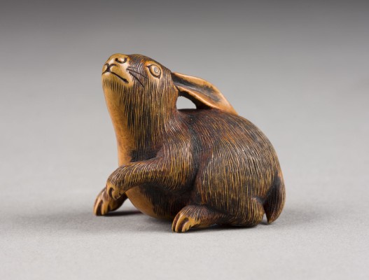 Auction 143<br>EIN FEINES HOLZGESCHNITZTES NETSUKE VON EINEM HASEN