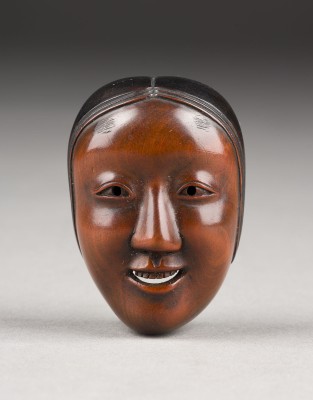 Auction 143<br>EINE HOLZGESCHNITZTE NOH-MASKE NETSUKE