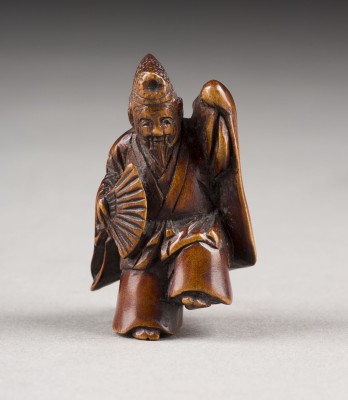 Auction 143<br>EIN FEINES HOLZGESCHNITZTES NETSUKE VON OKINA TANZERN