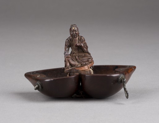 Auction 143<br>EIN FEINES HOLZGESCHNITZTES KARAKURI NETSUKE