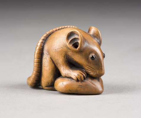 Auction 143<br>EIN FEINES HOLZGESCHNITZTES NETSUKE EINER RATTE