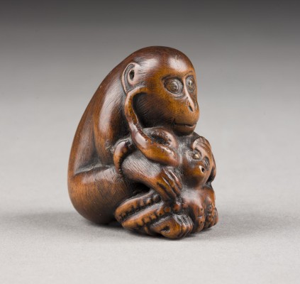 Auktion 143<br>EIN FEINES HOLZGESCHNITZTES NETSUKE EINES AFFEN MIT EINEM OKTOPUS