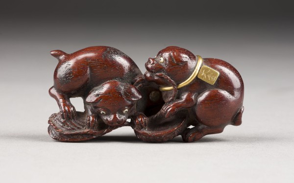 Auktion 143<br>EIN FEINES HOLZGESCHNITZTES NETSUKE VON ZWEI HUNDEN