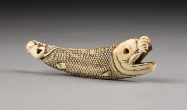 Auktion 143<br>EIN GESCHNITZTES SASHI-NETSUKE VON EINEM TROCKENLACHS AUS HIRSCHHORN