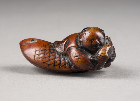 Auktion 143<br>EIN HOLZGESCHNITZTES NETSUKE EINES KARAKO MIT EINEM KARPFEN