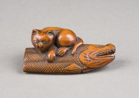 Auktion 143<br>EIN GESCHNITZTES NETSUKE EINER KATZE MIT FISCH AUS HOLZ