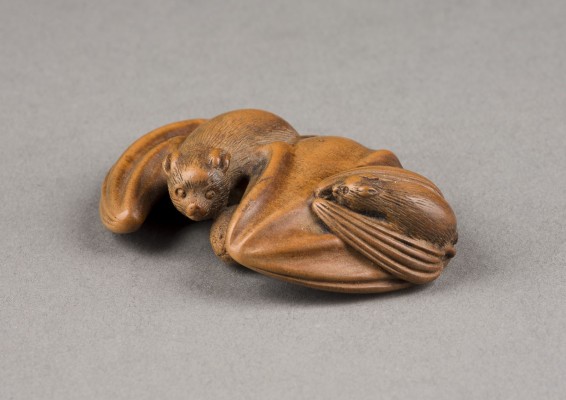 Auktion 143<br>EIN HOLZGESCHNITZTES NETSUKE VON ZWEI FLEDERMÄUSEN