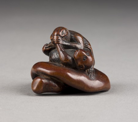 Auction 143<br>EIN FEINES HOLZGESCHNITZTES NETSUKE VON ZWEI AFFEN UND EINEM PILZ