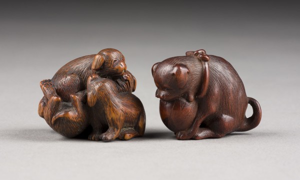 Auction 143<br>ZWEI FEINE HOLZGESCHNITZTE NETSUKE VON SPIELENDEN HUNDEN