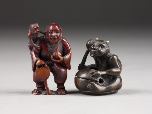 Auktion 143<br>ZWEI HOLZGESCHNITZTE 'FIGURALE' NETSUKE