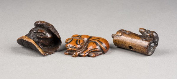Auktion 143<br>DREI HOLZSCHNITZTE NETSUKE VON TIERISCHEN FIGUREN