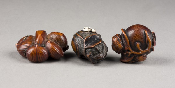 Auktion 143<br>DREI HOLZGESCHNITZTE NETSUKE