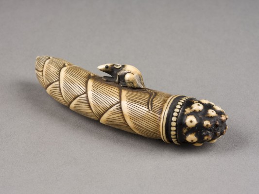 Auction 143<br>EIN FEINES GESCHNITZTES NETSUKE EINER RATTE AUF EINER BAMBUSSPROSSE AUS HIRSCHHORN