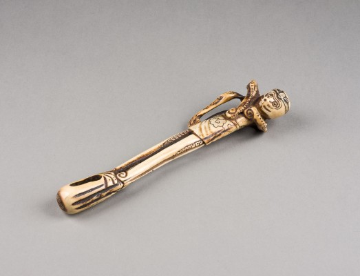 Auction 143<br>EIN GESCHNITZTES KISERUZUTSU EINES TINTENFISCHES AUS HIRSCHHORN