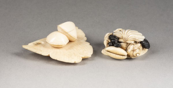 Auktion 143<br>ZWEI GESCHNITZTE NETSUKE AUS ELFENBEIN