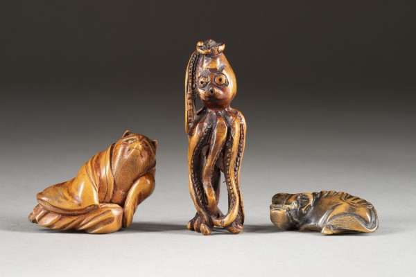 Auction 143<br>DREI HOLZGESCHNITZTE NETSUKE VON TIERISCHEN FIGUREN