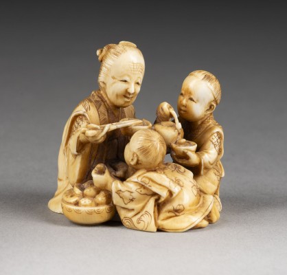 Auction 143<br>EIN GESCHNITZTER OKIMONO EINER FIGURENGRUPPE AUS ELFENBEIN