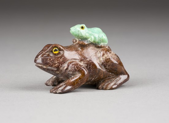Auction 143<br>EINE SELTENE CHRYSOPRASE STEIN GESCHNITZT OKIMONO EINER GRUPPE VON ZWEI FRÖSCHEN