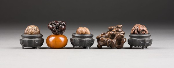 Auction 143<br>FÜNF HOLZGESCHNITZTE RYUSA MANJU NETSUKE VON TIEREN