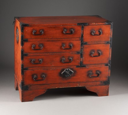 Auktion 143<br>EIN TANSU AUS HOLZ