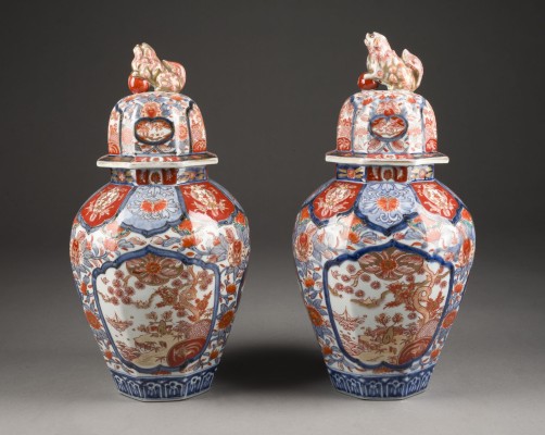 Auktion 143<br>ZWEI ACHTECKIGE IMARI-DECKELVASEN