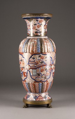 Auktion 143<br>EINE GROSSE JAPANISCHE IMARI-VASE MIT FIGUREN- UND LANDSCHAFTSDARSTELLUNGEN