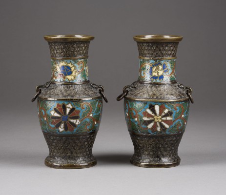 Auktion 143<br>EIN PAAR CLOISONNÉ-BRONZEVASEN