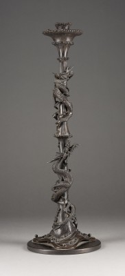 Auktion 143<br>EIN KERZENSTÄNDER MIT DRACHENDARSTELLUNG AUS BRONZE