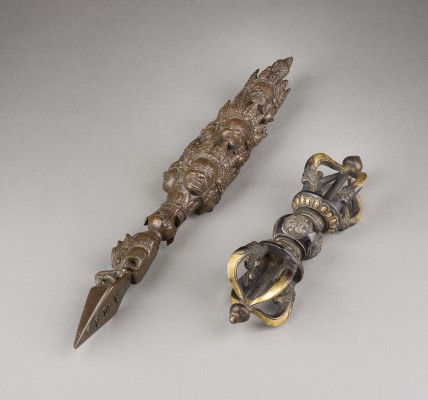 Auktion 143<br>EIN GROSSER VAJRA AUS VERGOLDETER BRONZE UND EIN PHURBA AUS BRONZE