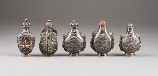 Auktion 143<br>EIN FÜNFTEILIGES KONVOLUT VON SILBERNEN SNUFFBOTTLES MIT TÜRKIS- UND KORALLENINTARSIEN