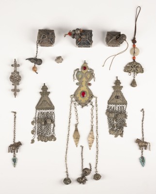 Auction 143<br>EINE GROSSE GRUPPE VON VERSCHIEDENEN TIBETISCHEN ACCESSOIRES