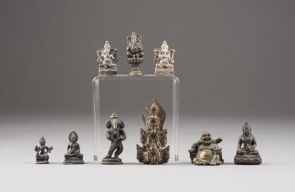 Auktion 143<br>EIN NEUNTEILIGES KONVOLUT VON MINIATURBRONZEN UND HÖLZERN DES BUDDHA