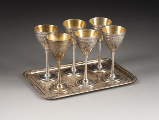 Auktion 143<br>SIEBENTEILIGES SILBERSERVICE MIT BLUMENMOTIVEN