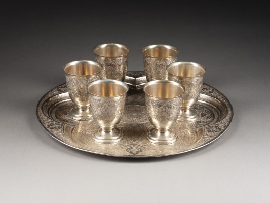 Auktion 143<br>SIEBENTEILIGES SILBERSERVICE MIT BLUMENMOTIVEN