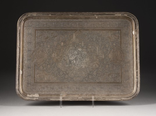 Bild EIN PERSISCHES SILBERTABLETT MIT BLUMEN- UND FIGURDARSTELLUNGEN