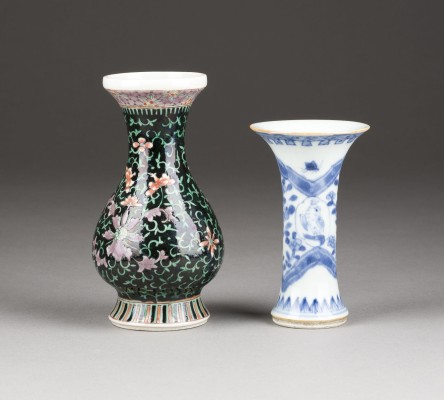 Bild EINE KLEINE FAMILLE NOIRE VASE UND EINE KLEINE BLAU-WEISSE BECHERVASE MIT BLUMENDARSTELLUNG