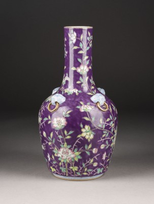 Bild EINE LILAGRUNDIGE FLASCHENVASE IM DAYAZHAI-STIL MIT BLUMENDARSTELLUNG